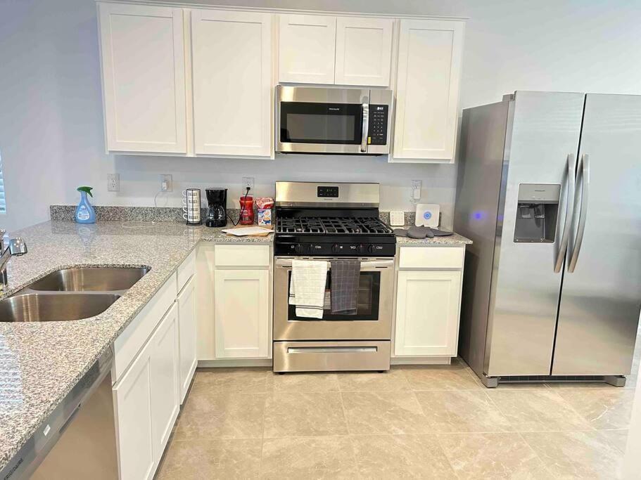 *home Away From Home* 5 Min Away From Stadium Holiday home